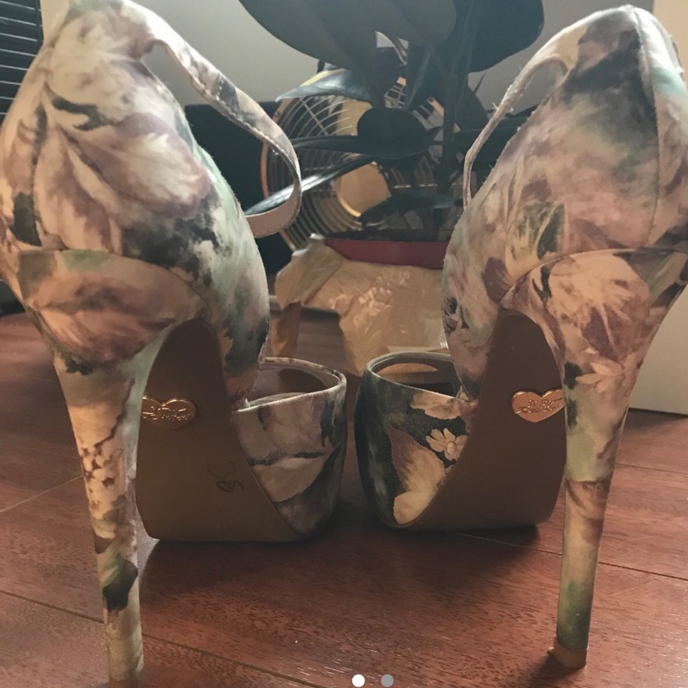 betsey johnson floral heels 💐